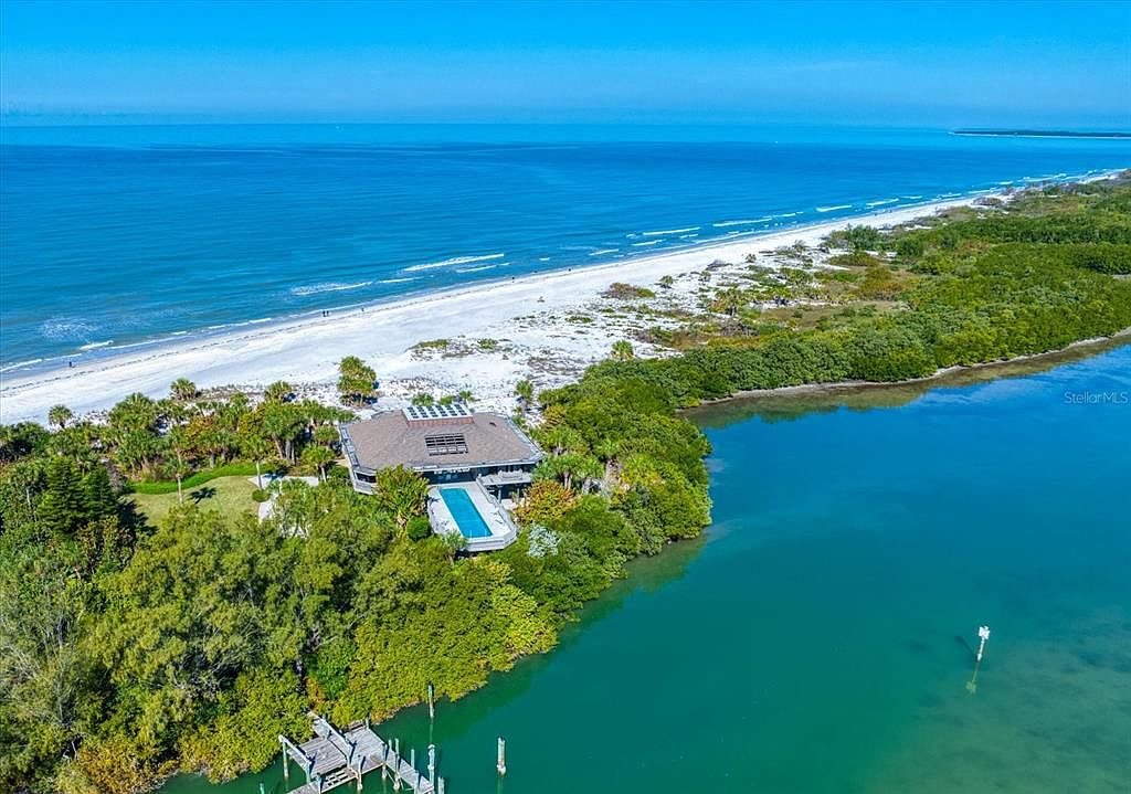 Beach-to-bay estate with deep-water yacht dock
