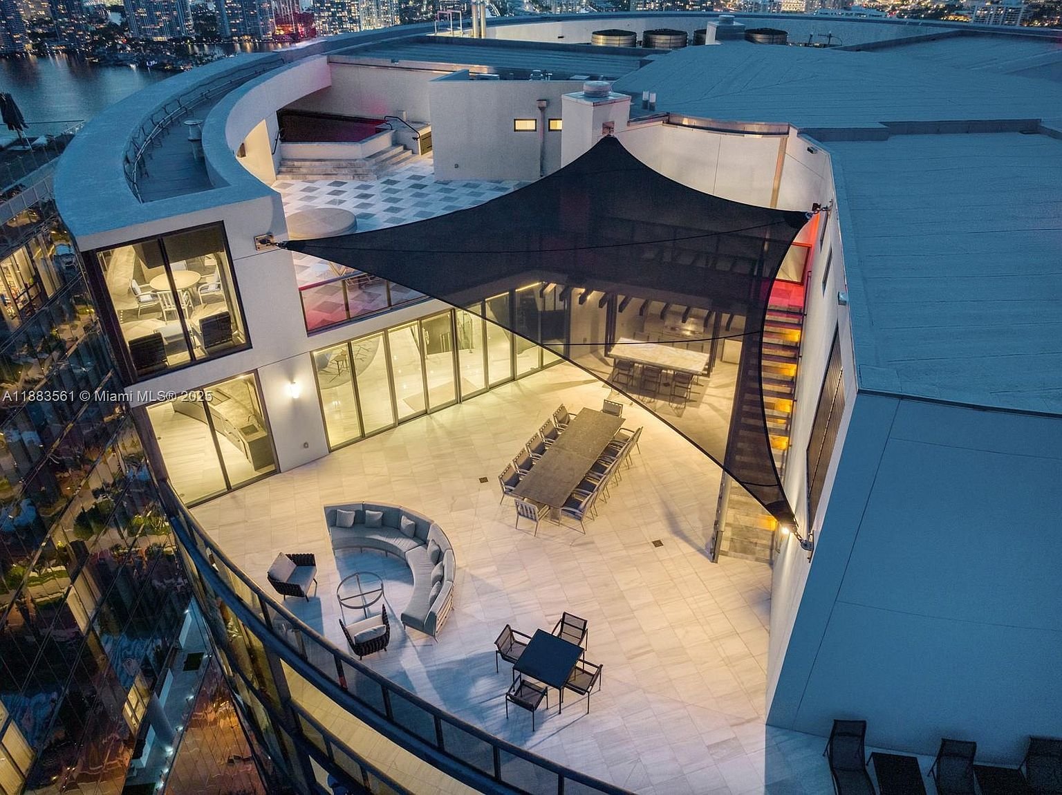 Penthouse with sky garage for six cars