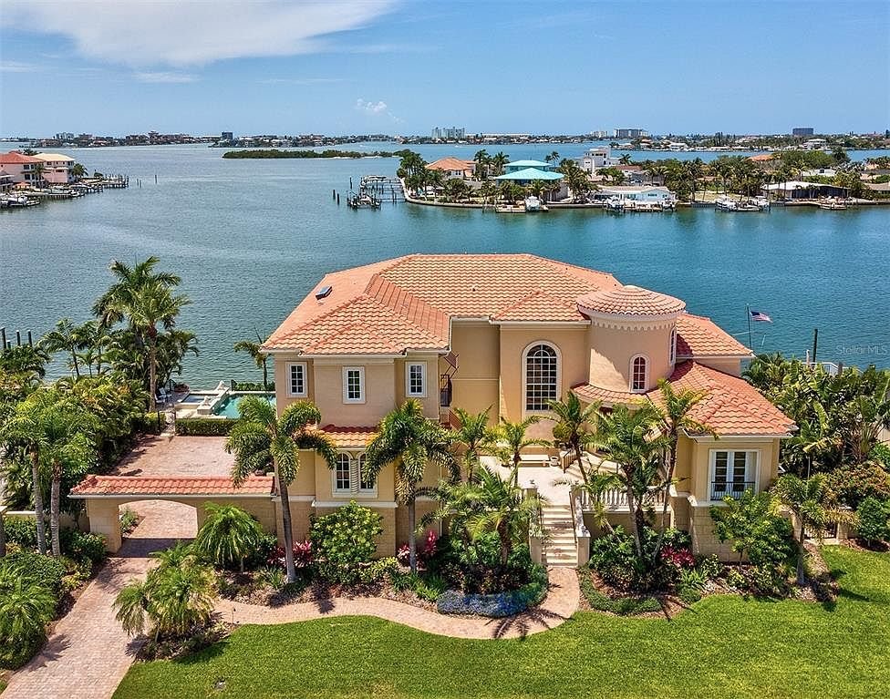 Waterfront estate with 100-ft yacht dock