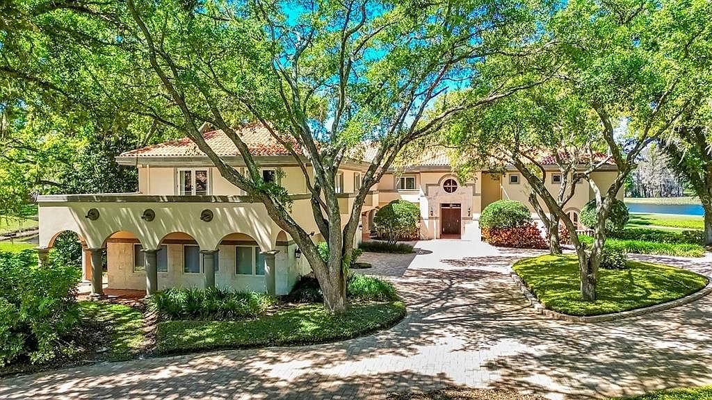 Golf-view estate with guest apartment