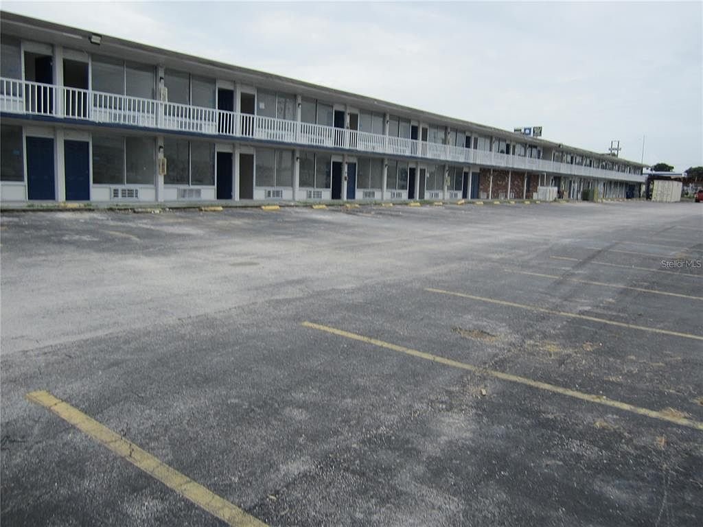 116-unit hotel and apartment complex